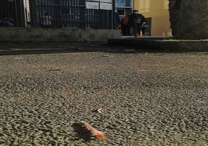 Siringa davanti alla scuola, allarme dei genitori