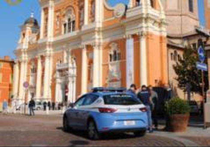 Carpi, coppia di 50enni ruba in un negozio: denunciati