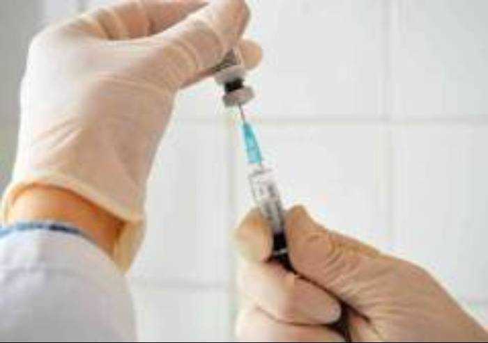 Troppo lavoro per Covid, l'Ausl sospende le vaccinazioni agli adulti