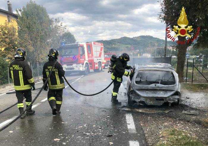 Pavullo, auto in fiamme: disagi sulla via Giardini
