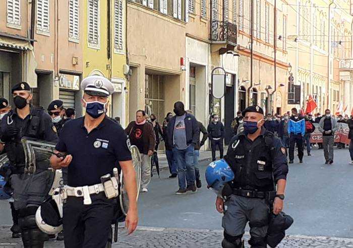 Modena, SiCobas in centro: corteo ordinato. Meno persone del previsto