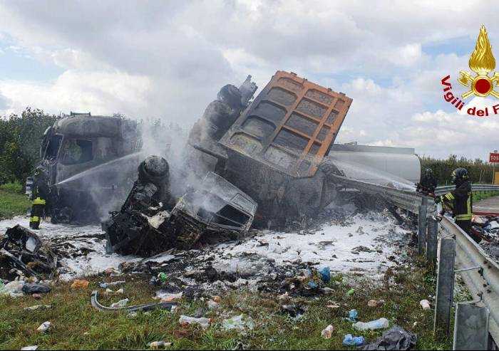 Inferno in A1, rogo dopo lo scontro tra due camion: un morto