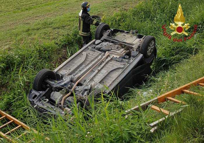 Esce di strada con auto e rimorchio: ferito