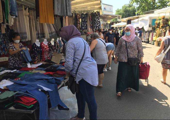 Modena, mercato Novi Sad: tre multe agli ambulanti per assembramento