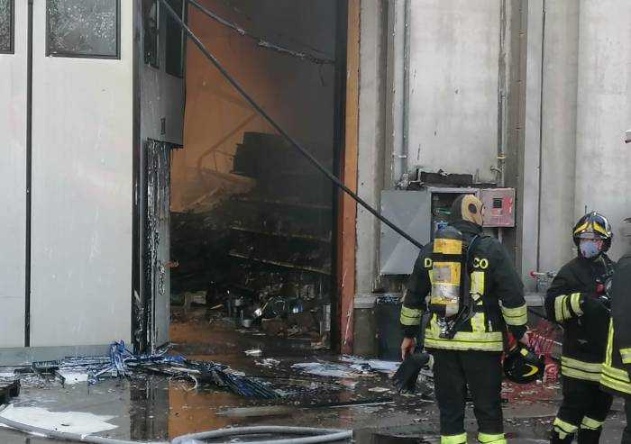 Modena, devastante incendio in un magazzino di articoli orientali