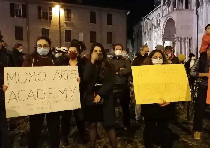 Spettacolo in piazza, ma per cambiare il DPCM