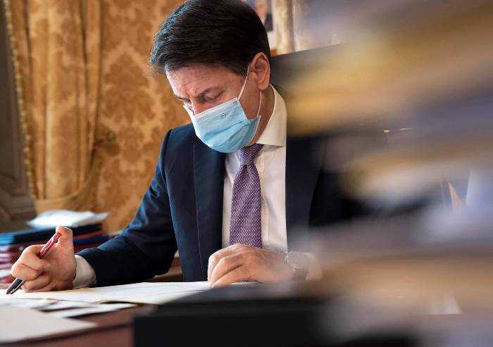 Firmato nuovo Dpcm: coprifuoco dalle 22 alle 5 per tutti. Nelle zone rosse è lockdown