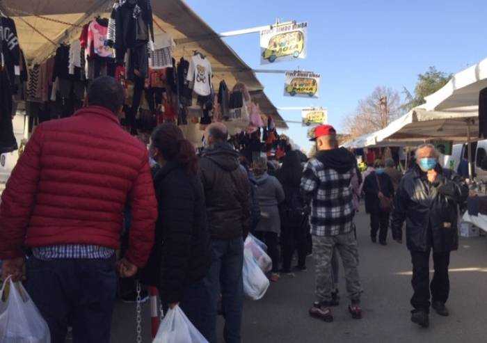 Mercato Novi Sad a Modena, anche oggi il distanziamento resta chimera