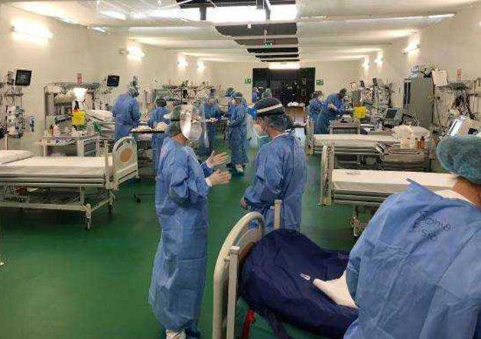 Covid in Emilia Romagna, 2025 casi su 12mila tamponi. Otto morti