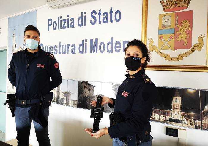 Modena: rapina negozio armato di crick, arrestato nella notte