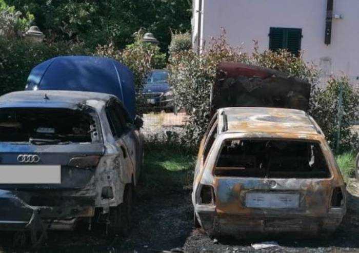 Appicca un incendio alle auto dei propri vicini: albanese arrestato