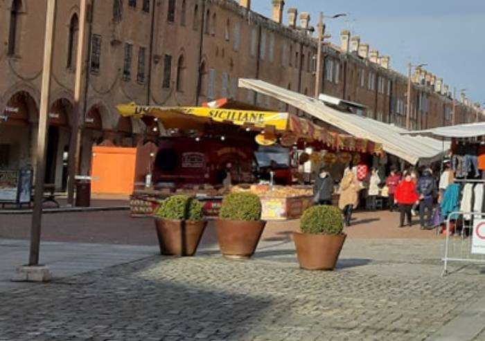 Covid, a Carpi il mercato di piazza Martiri non chiude