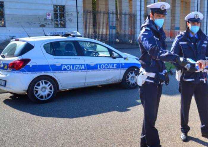 Modena, spacciatore nigeriano aggredisce tre agenti: arrestato