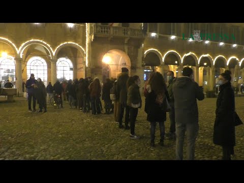 In coda in centro per test HIV e sierologico Covid