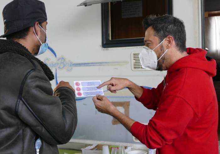 Kit anti-covid multilingue per stranieri in strada