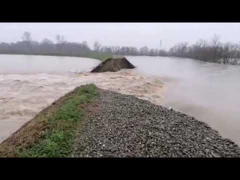 Castelfranco: la situazione in diretta dal punto di rottura dell'argine Panaro