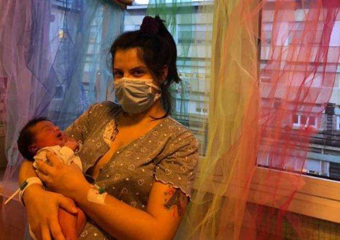 Policlinico Modena, dalle ostetriche arcobaleno che accende speranza