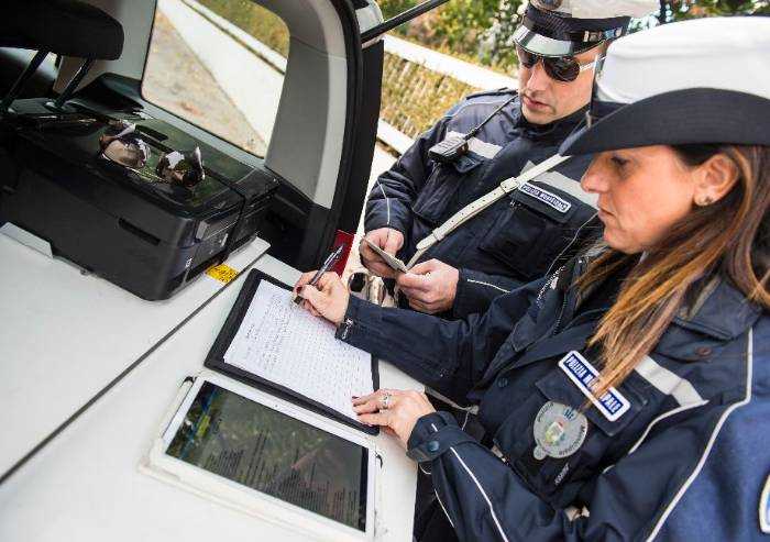 Maranello, mendicante molesto strattona due agenti: denunciato
