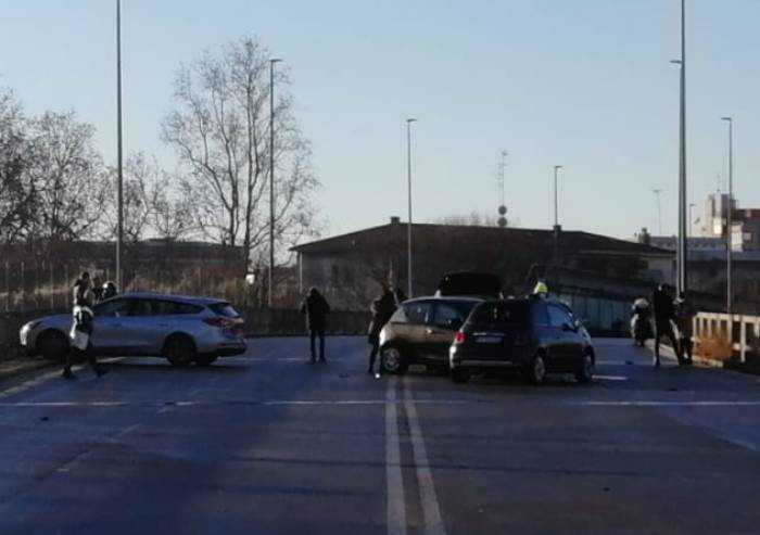Ghiaccio, scontro tra tre auto sul cavalcavia Cialdini: strada chiusa