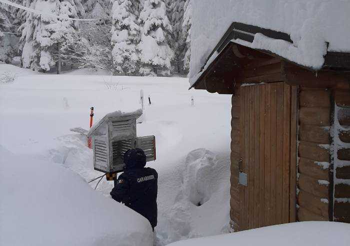 Nevicata record, superati i due metri: ora è allarme valanghe