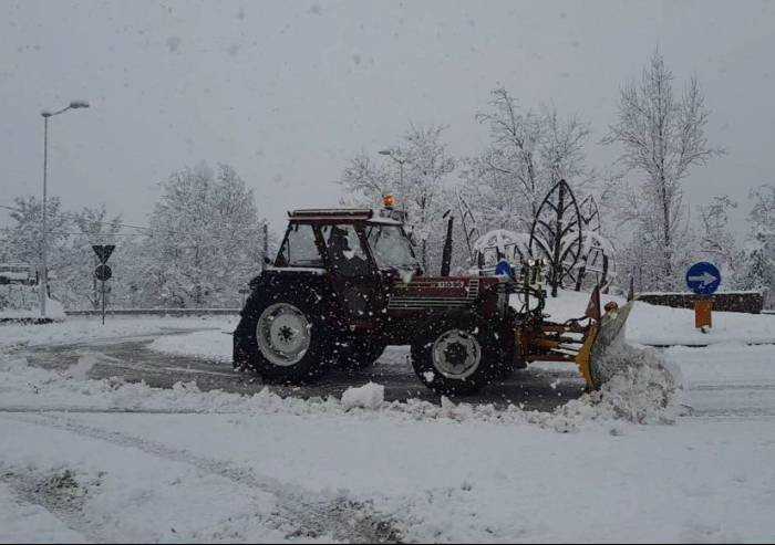 Frassinoro, altri 40 centimetri di neve: mezzi al lavoro