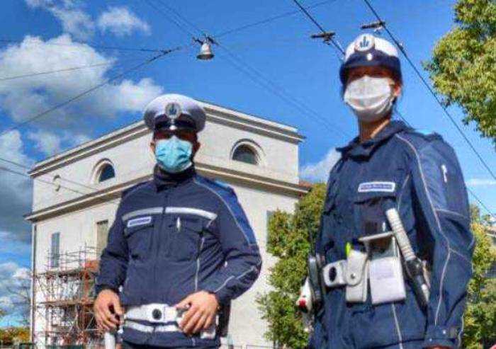 Modena, negozio etnico in viale Gramsci chiuso per assembramenti