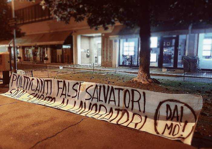 Via Rainusso e Costellazioni: striscioni per la riapertura