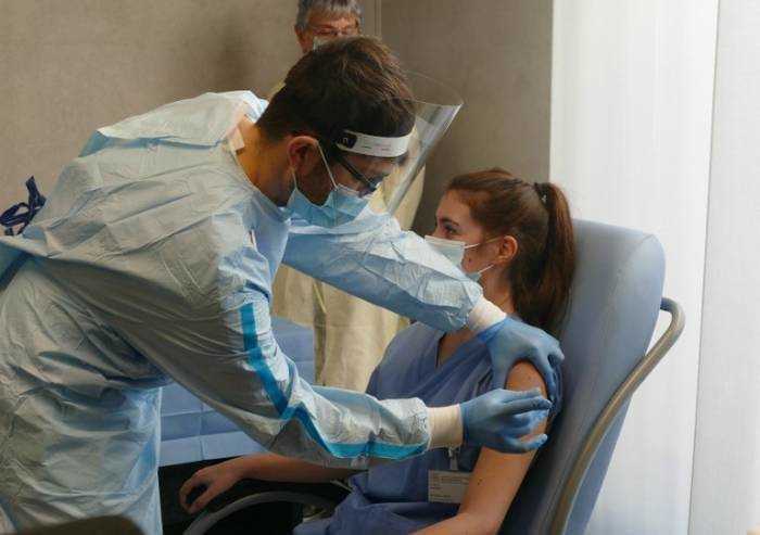 Vaccino, Bonaccini scrive agli ultra 80enni: 'Partiamo da loro'