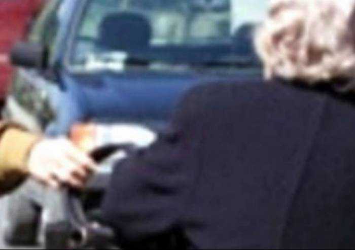 Strappò la catena ad una 86enne: arrestata in campo nomadi a Modena