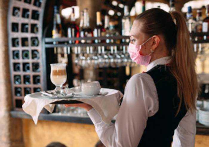 'Zona gialla lunedì anzichè domenica, beffa per negozi e ristoratori'