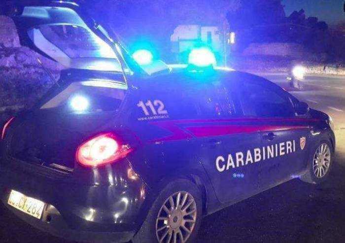 Conosce donna in chat, giovane disabile picchiato e rapinato da coppia