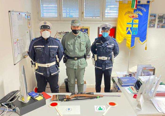 Modena, cacciatore uccide capriolo sparando dall'auto