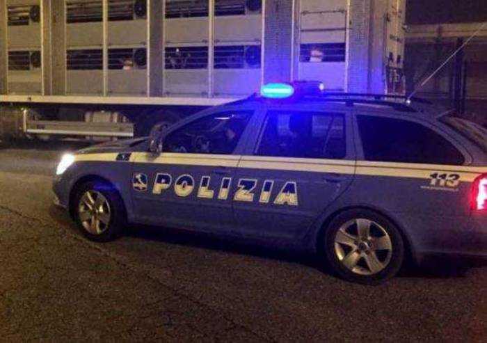 Minore alla guida di notte senza documenti e arsenale per lo scasso