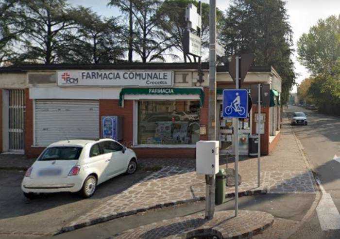 Mascherati con mascherina rapinano farmacia
