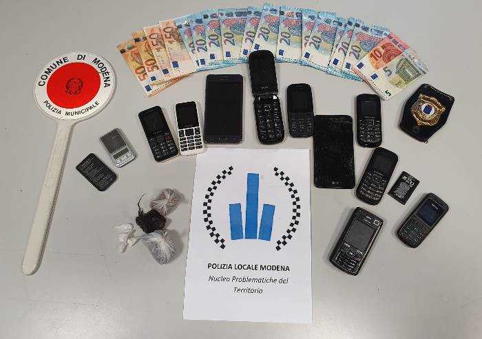 Modena, 32enne marocchino irregolare preparava droga in garage