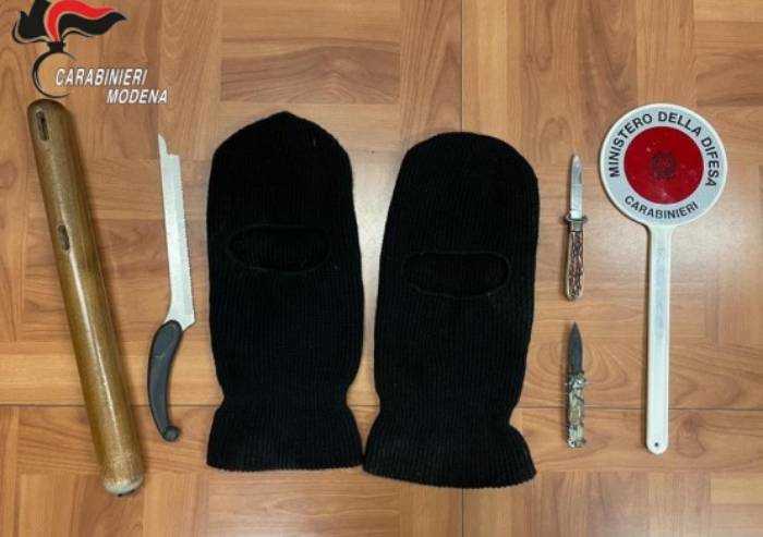 Trovati con auto rubata, passamontagna e coltelli: coppia denunciata