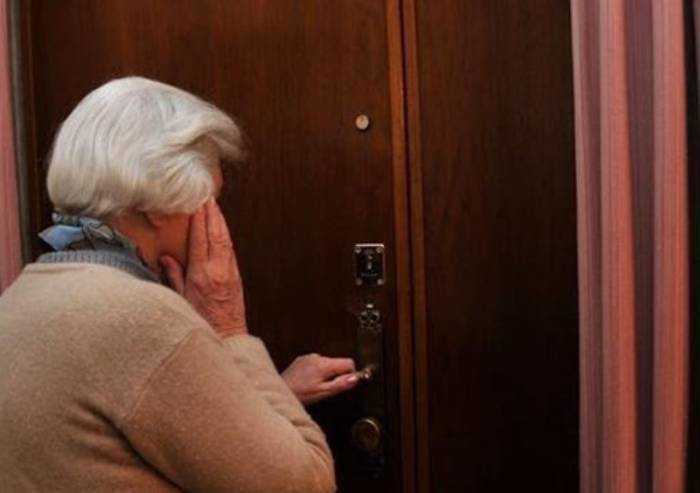 Minaccia di morte, picchia ed estorce denaro ad una anziana: arrestato