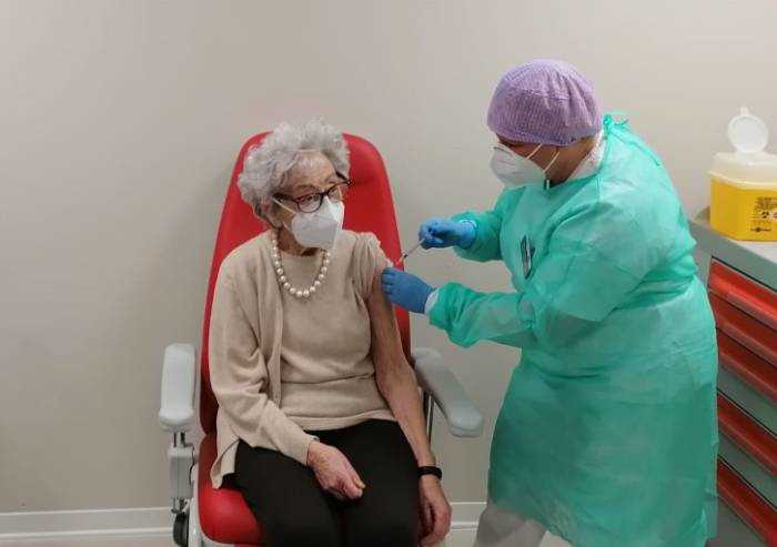 Punto vaccinale ex Aeronautica Modena: Paolina 100 anni si è vaccinata