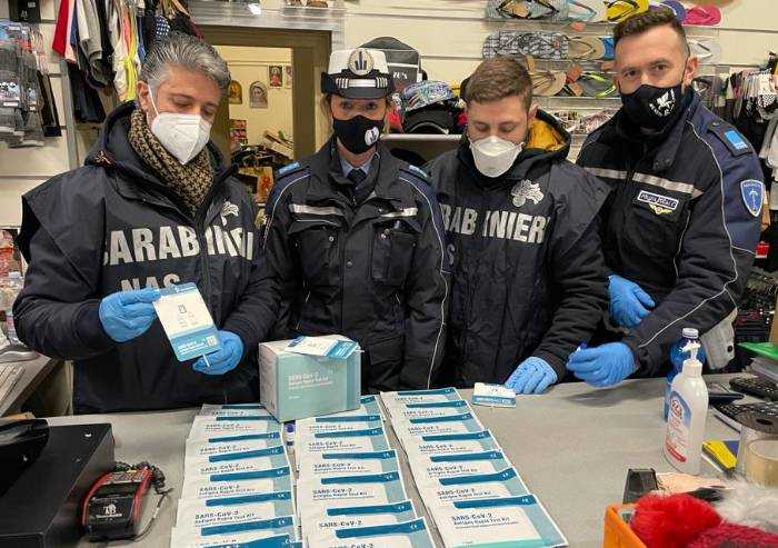 Vendeva e somministrava tamponi rapidi nel suo bazar: denunciato