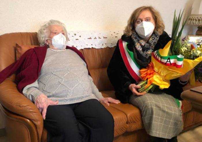 Vignola, il sindaco Emilia Muratori ha festeggiato i 100 anni di Ines