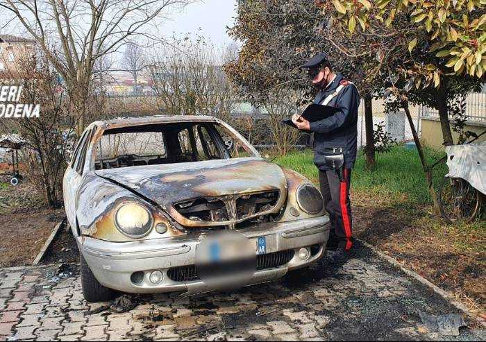 Mirandola, gli brucia auto e lascia scritte minacciose: denunciata