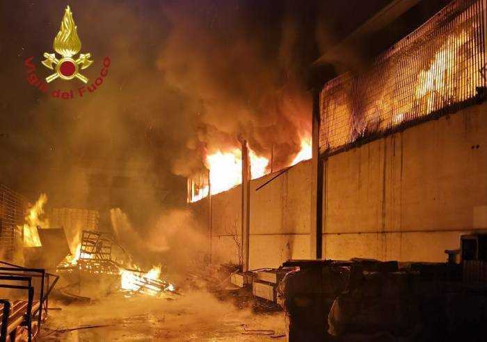 Fiorano Modenese: devastante incendio in magazzino materiali edili