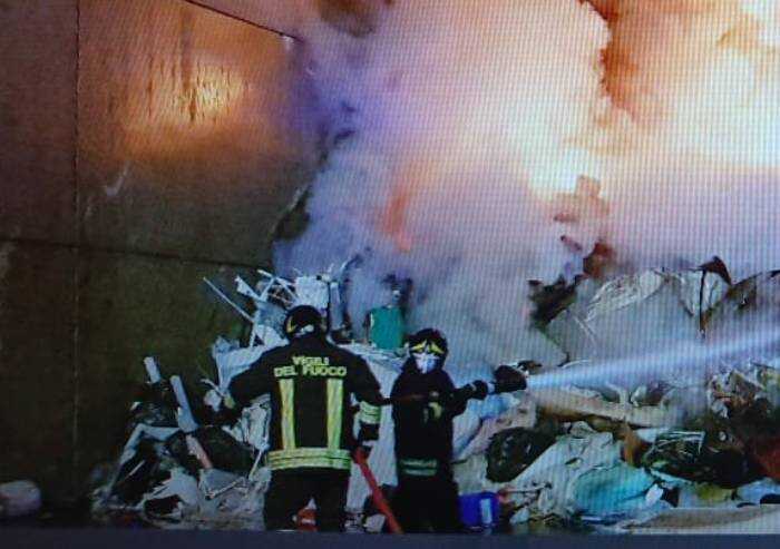 Carpi, distrutta dalle fiamme area raccolta rifiuti in via Romana Nord