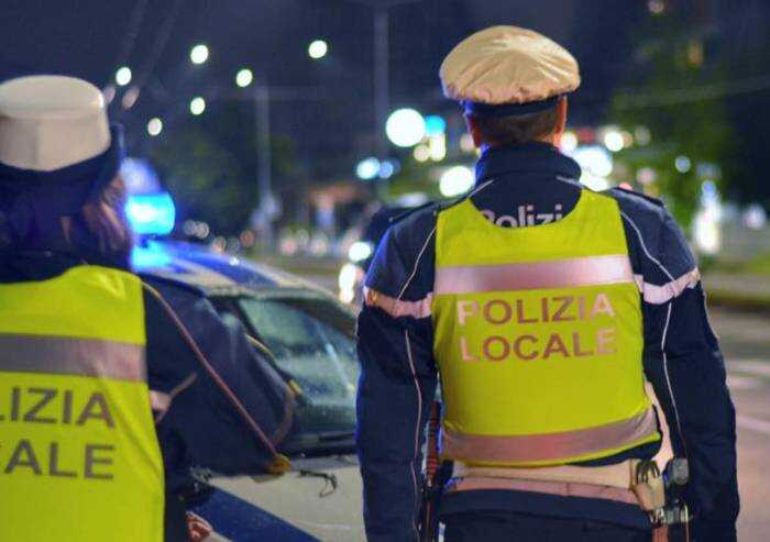 Modena, perde lavatrice in tangenziale: tir danneggiato