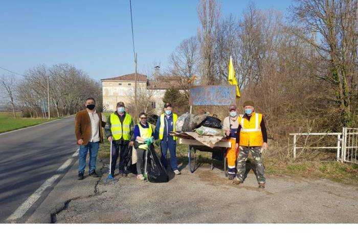 Carpi, a Gargallo volontari puliscono 37 chilometri di bordo-strada
