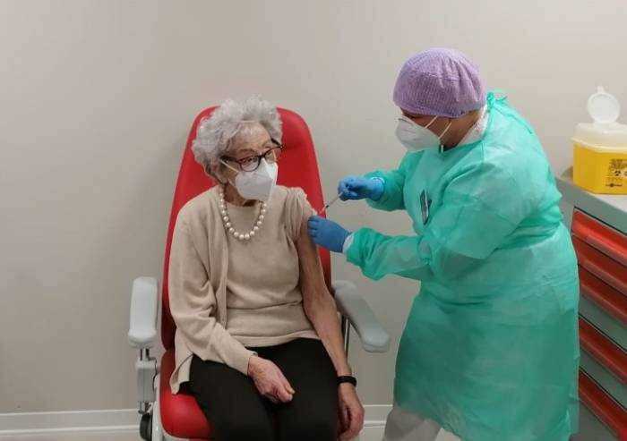 Vaccini: prenotazioni per ultra 80enni al via