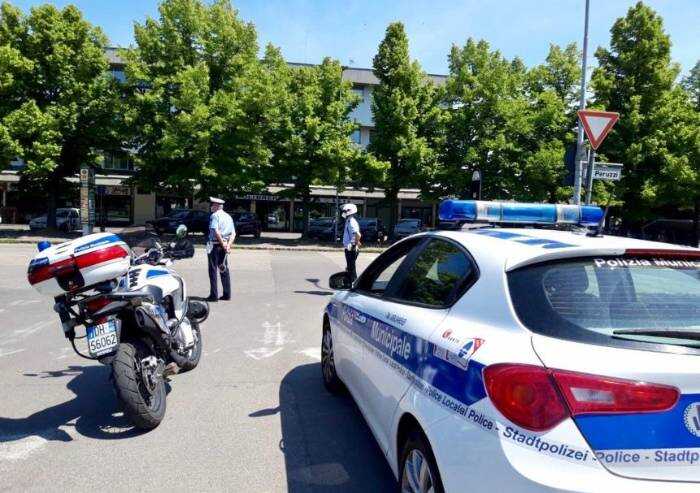 Carpi, multati per avere la mascherina in tasca: insultano gli agenti