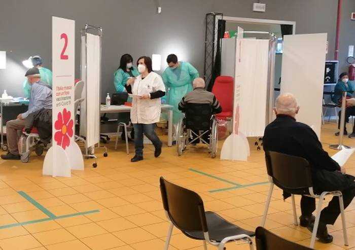 Vaccini: a Modena in un giorno 15.000 prenotazioni per gli over 80