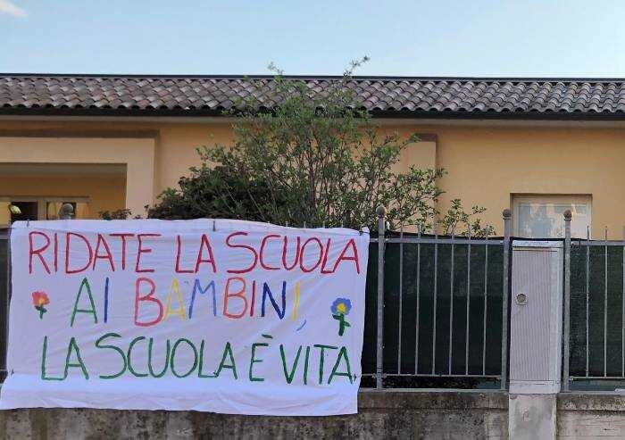 Vignola, striscione davanti alla Materna: 'Ridate la scuola ai bimbi'