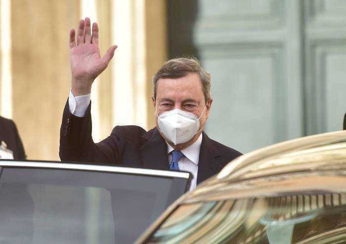 Morti Covid, Italia tra i peggiori al mondo, Draghi: 'Abbiate fiducia'